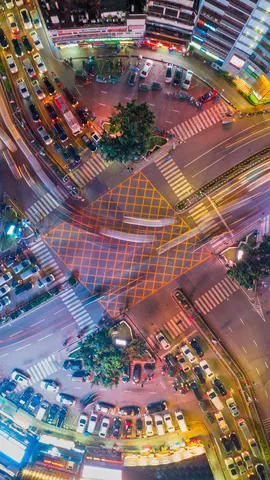 Noite escura, luzes da cidade