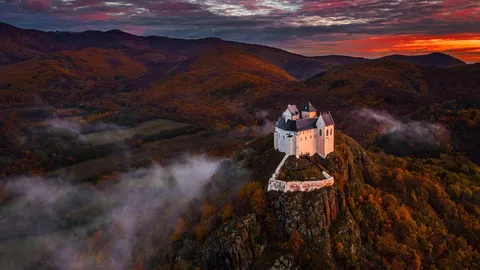 Una castello celato nella nebbia