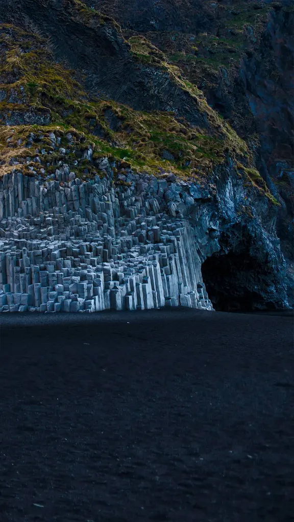 黑沙滩上Reynisdrangar的玄武岩，冰岛