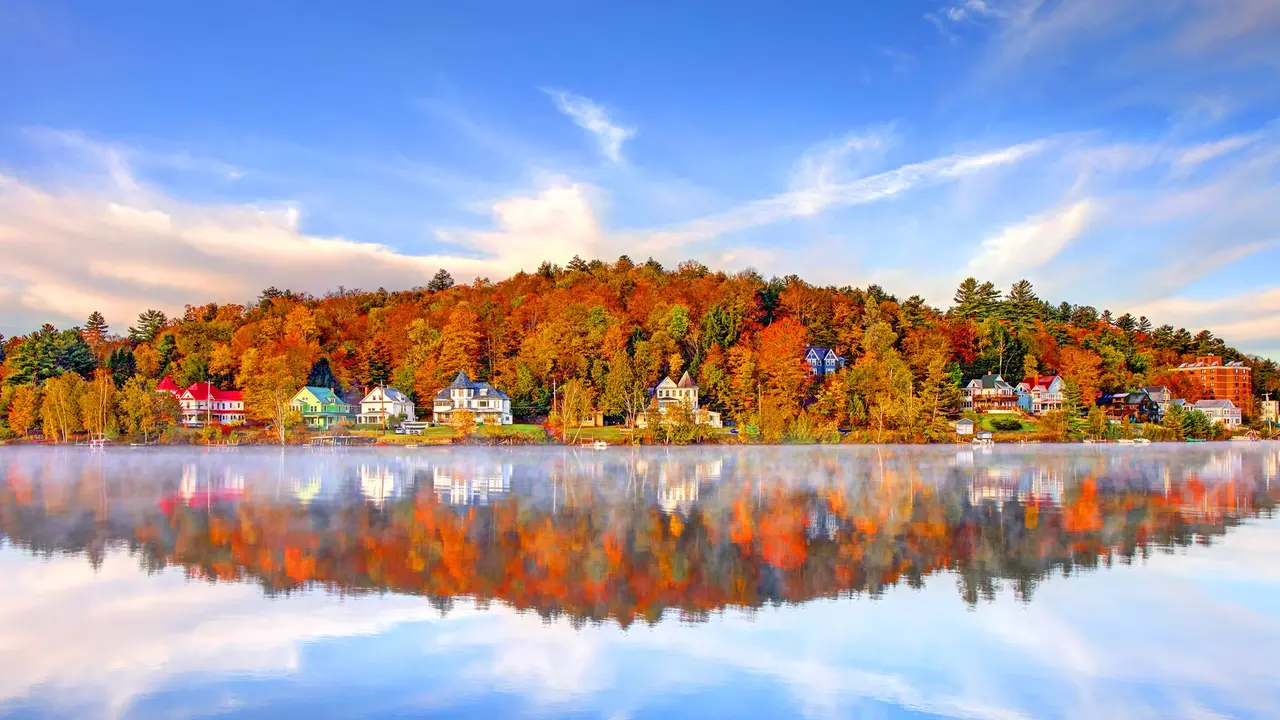 湖に映る紅葉の風景