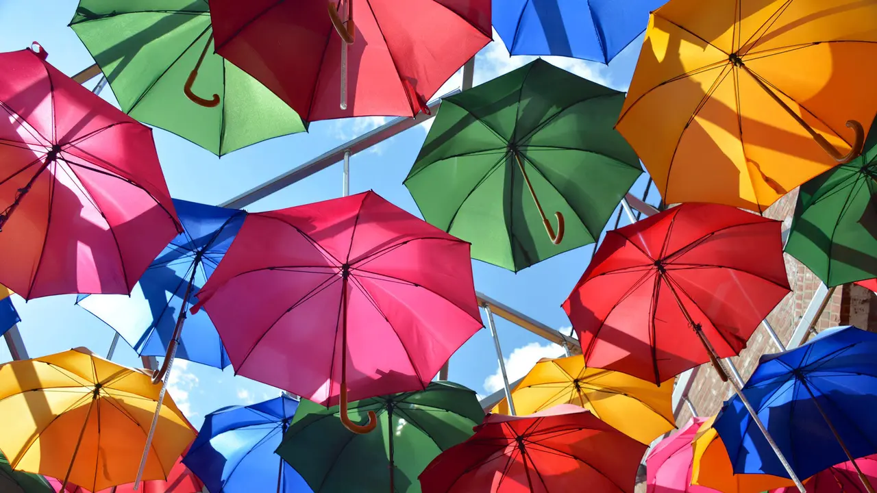 Regenschirme, soweit das Auge reicht