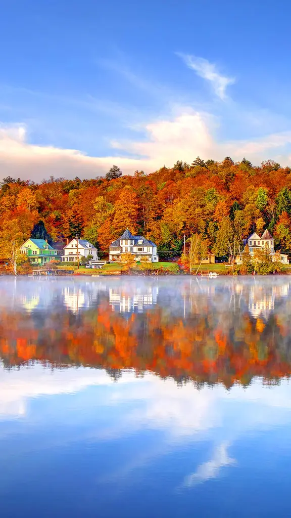 湖に映る紅葉の風景