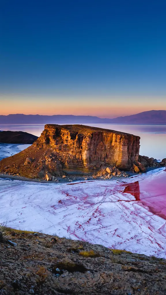 乌鲁米耶湖中的岩层，伊朗