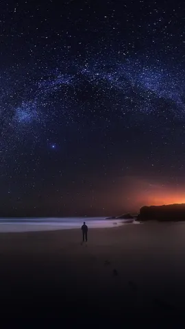 Un arc-en-ciel dans la nuit
