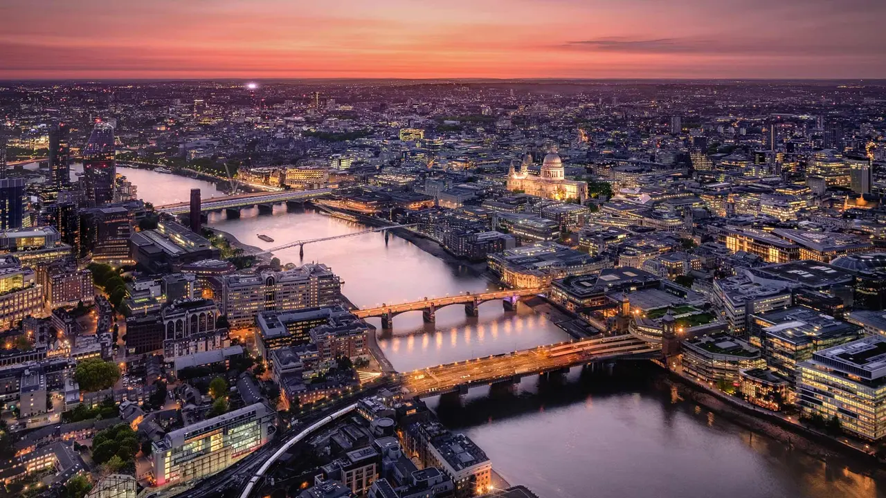 Explorando o T&acirc;misa navegando com serenidade