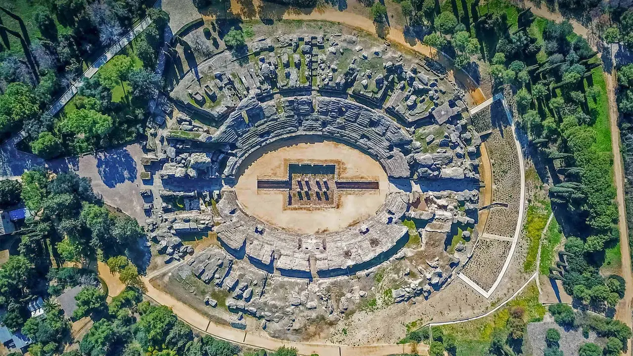 古罗马斗兽场，西班牙桑蒂蓬塞镇的罗马古城遗迹
