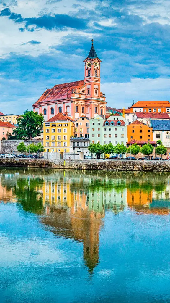 ドナウ川に映る色とりどりの街