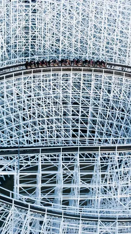 木製ローラーコースター「ホワイトサイクロン」