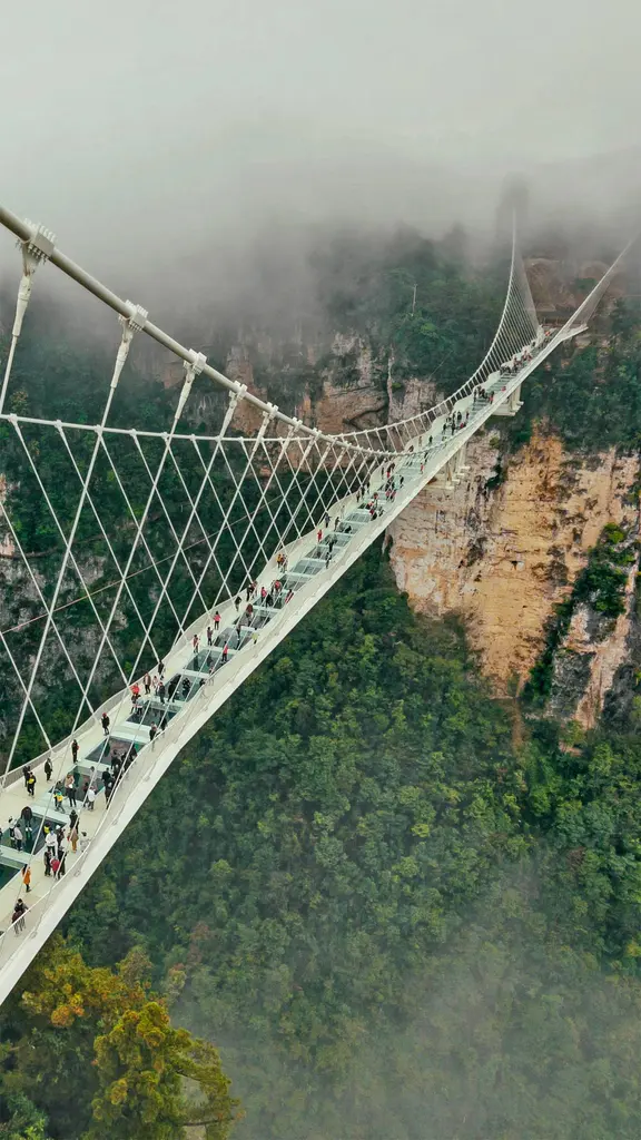 站在近300米高空的玻璃上