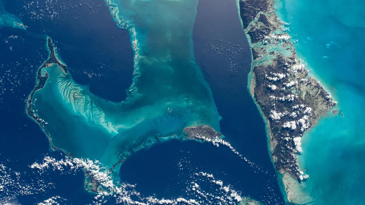 Um mergulho no mar azul profundo