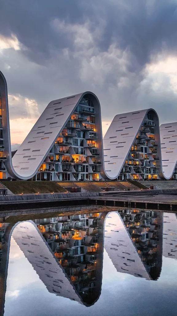水辺に波打つ集合住宅