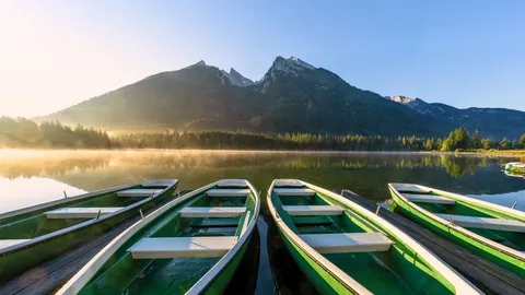 Boote, Berge und B&auml;ume