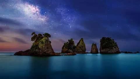 伊豆半岛海岸附近的 Minokake-Iwa 奇岩群，日本