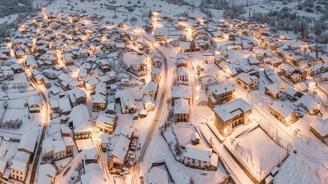 Pueblo sumido en un manto de nieve