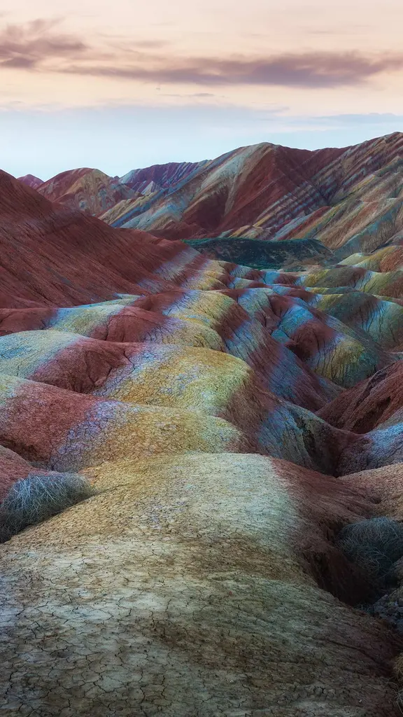 Camminare su un arcobaleno roccioso