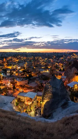 Roche antique et lumi&egrave;res modernes