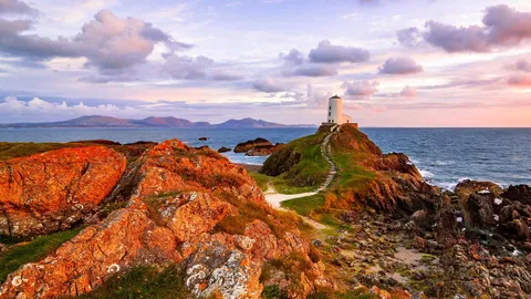 安格尔西岛上的Tŵr Mawr 灯塔，英国威尔士