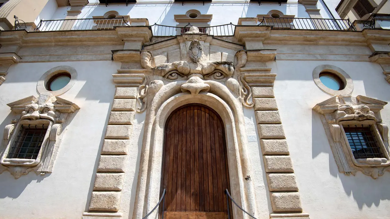 Fearsome fa&ccedil;ade