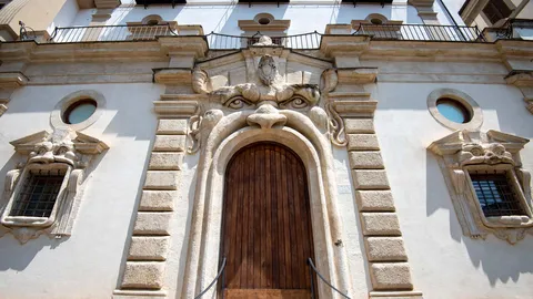 Fearsome fa&ccedil;ade