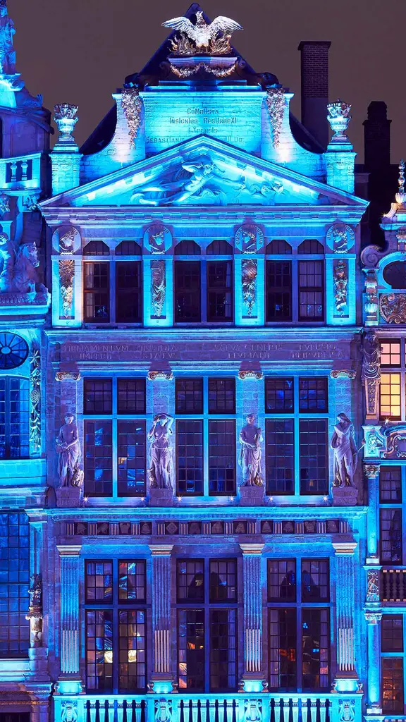 ライトアップされたギルドハウス