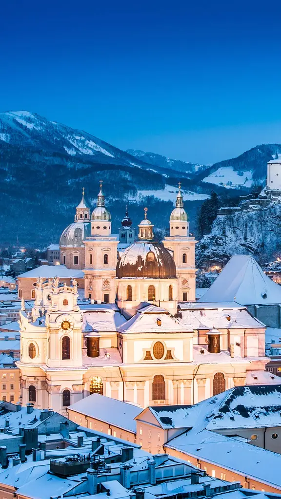Calles radiantes y cumbres nevadas