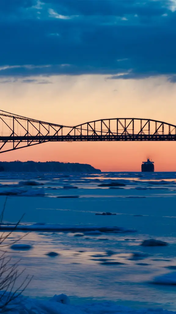 柔らかい日差しを浴びる巨大な橋