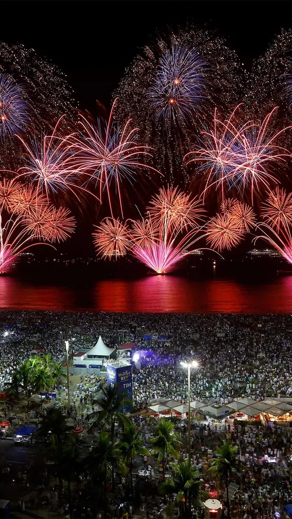 &Eacute; meia-noite no Rio!