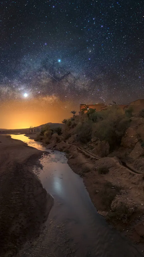 集落の上空に広がる天の川