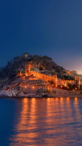 由中世纪的城墙包围着的市镇，西班牙滨海托萨