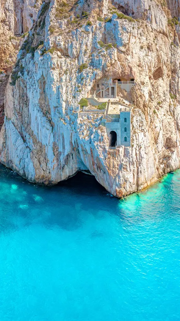 崖に残る鉱山の採掘跡