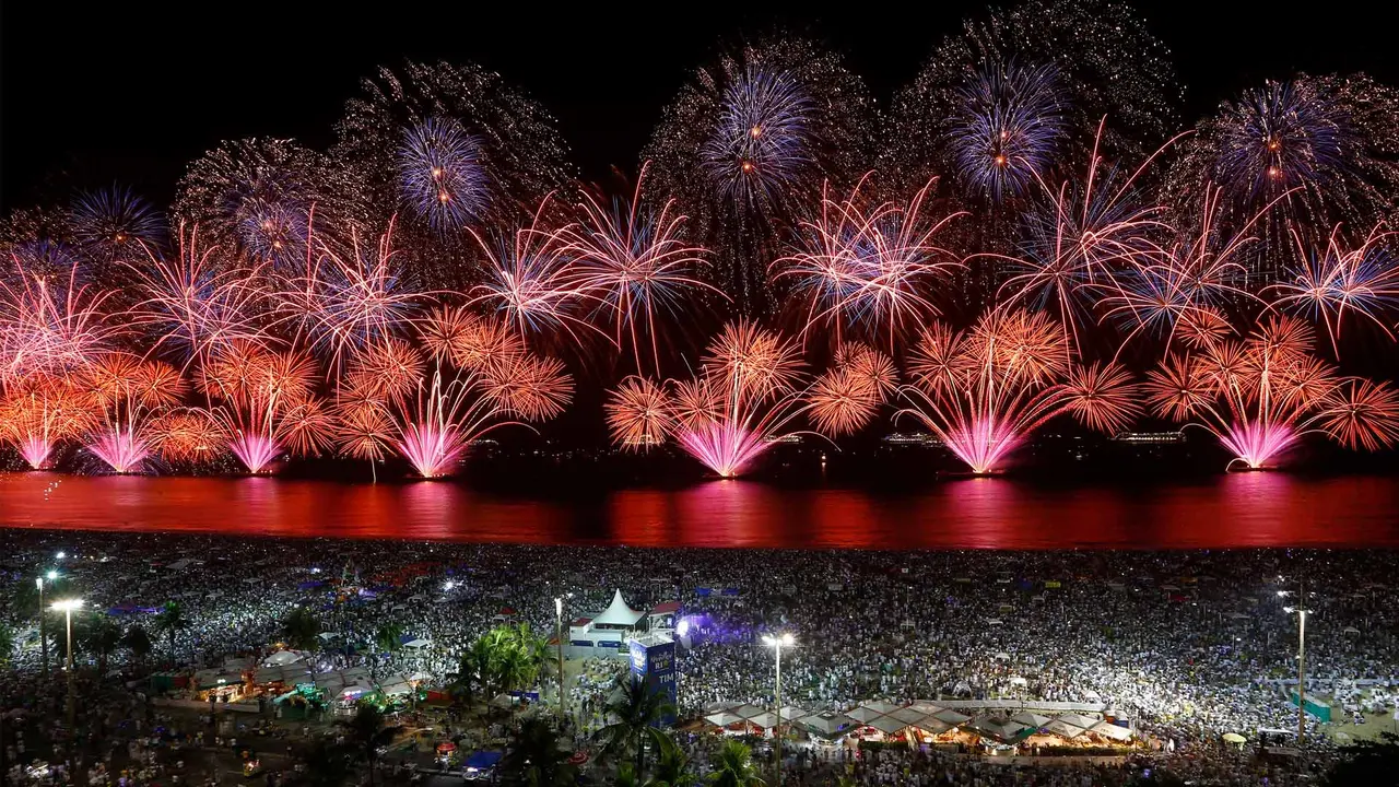 &Eacute; meia-noite no Rio!