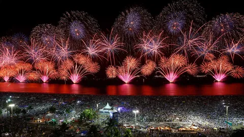 &Eacute; meia-noite no Rio!