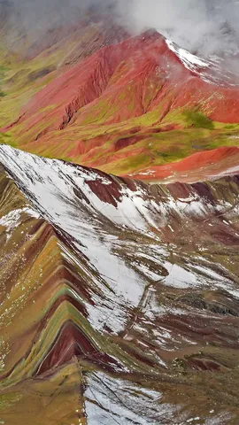 被白雪覆盖的彩虹山，秘鲁