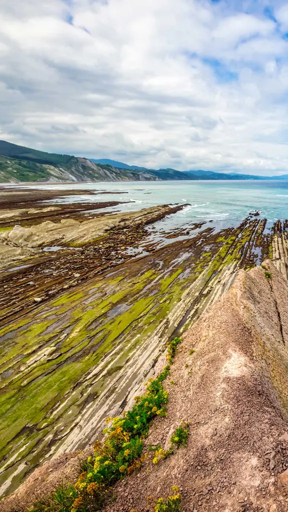 Rocks that flow with the sea!