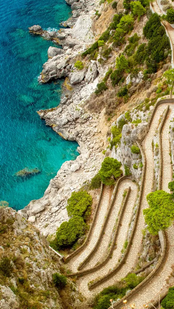 Lento e constante sobe o penhasco