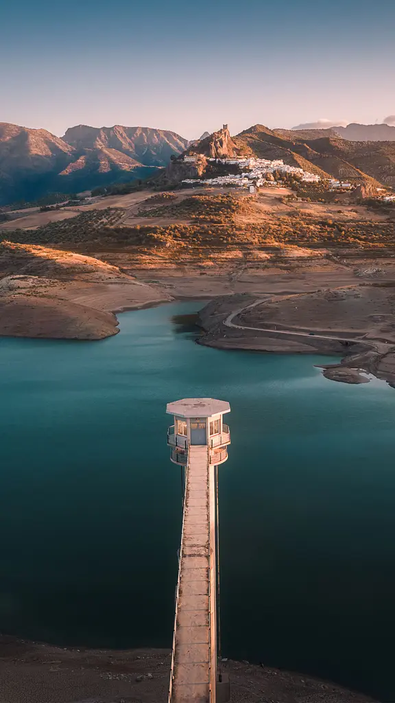 エメラルド色の湖と白い村