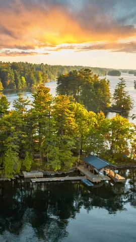 川に浮かぶ 1,800 の島々