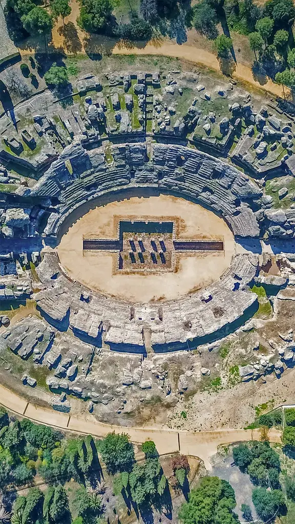 古罗马斗兽场，西班牙桑蒂蓬塞镇的罗马古城遗迹