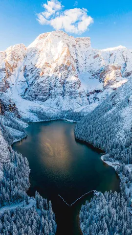 &Aacute;gua de cor esmeralda