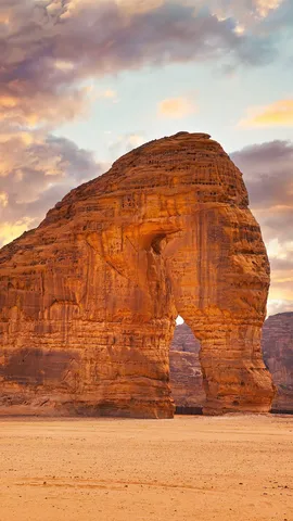 巨大な象の形をした岩山