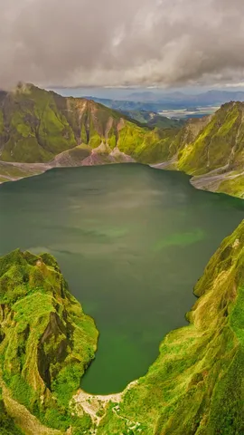 鸟瞰皮纳图博火山湖和山脉，菲律宾波拉克