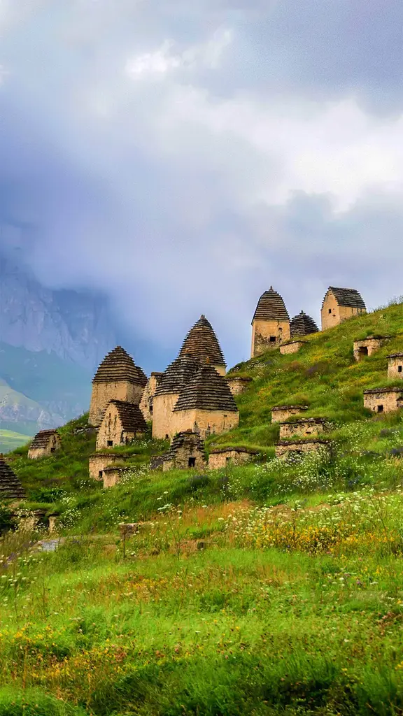 北奥塞梯-阿兰共和国的一片墓地，俄罗斯