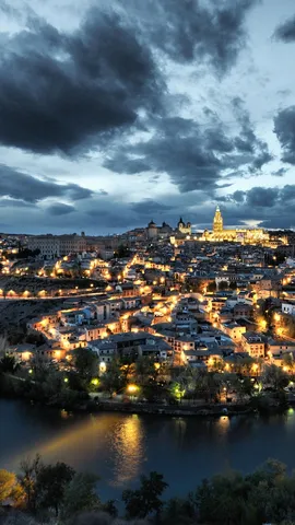 トレドの夜景とタホ川