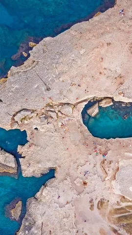 鸟瞰罗卡附近的Grotta della Poesia，意大利莱切