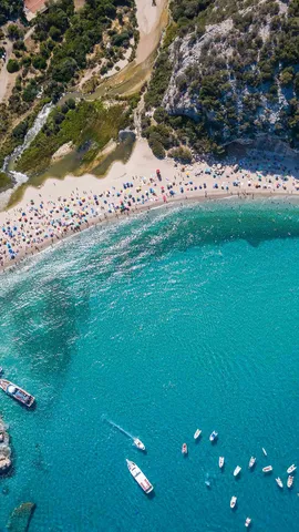 三日月形の美しい砂浜
