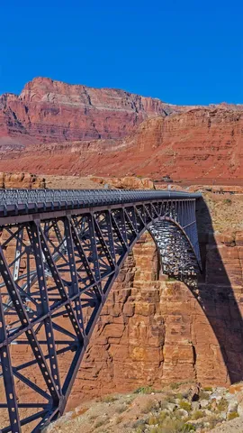 横跨峡谷裂缝的两座桥