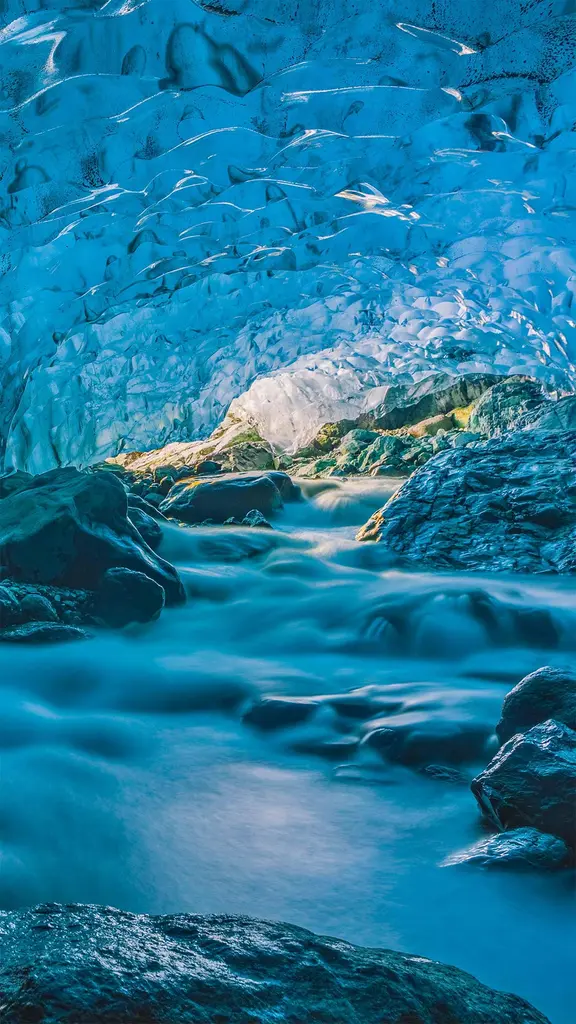 冰川洞穴里流动的河流，冰岛瓦特纳冰原
