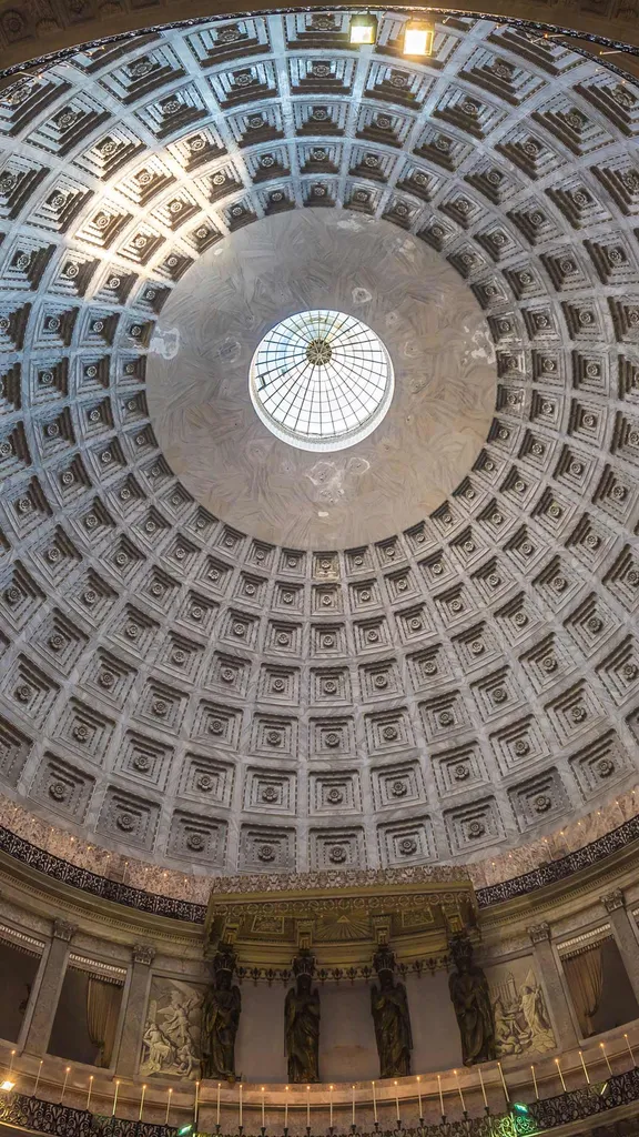 巨大な円形ドームを持つ教会