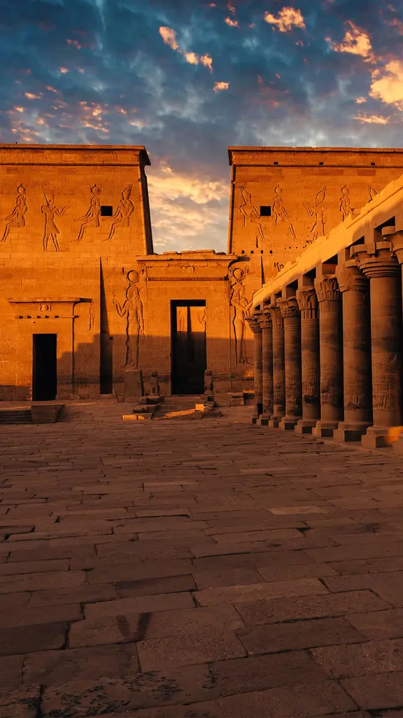 伊西斯女神的光辉照耀下