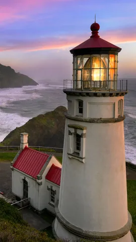 黑夜海岸边的一盏灯